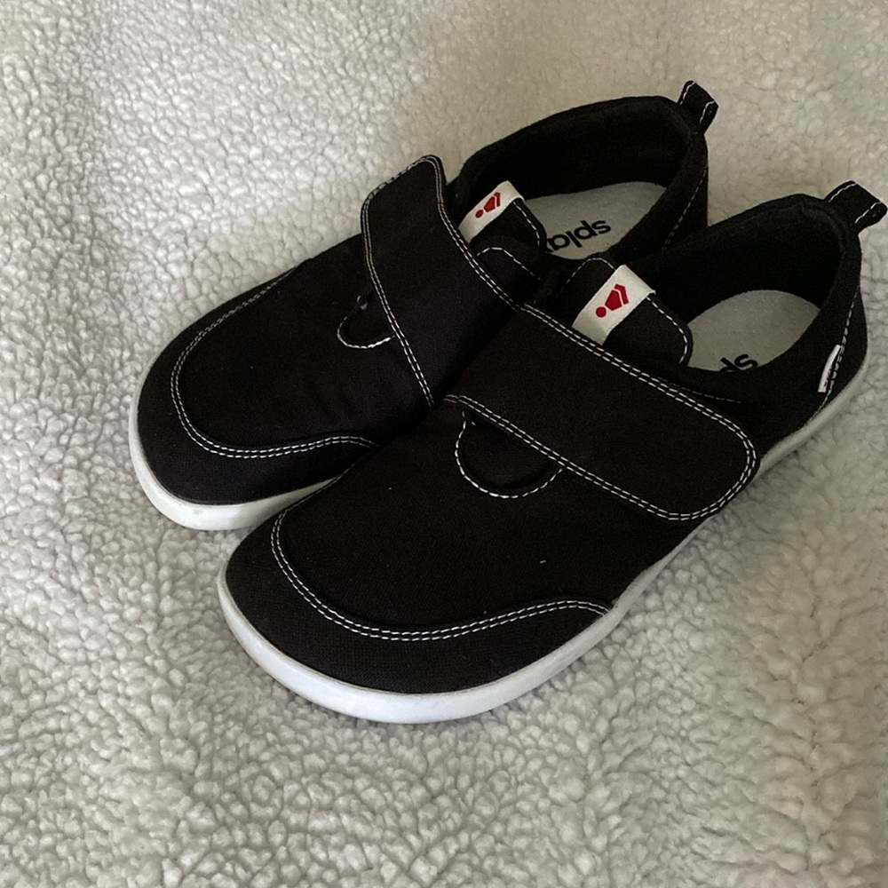 Splay Velcro shoes size 6 women’s/ 4 youth nwot